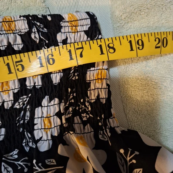 Floral Black and White Daisy Shorts Skirt Plus Sized - Picture 5 of 5